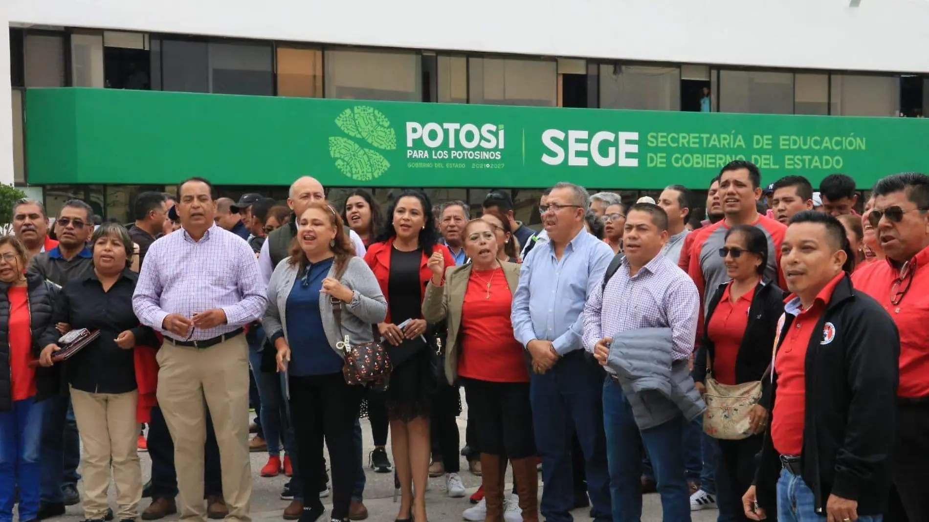 Maestros  de telesecundarias manifestaron en la SEGE (3)